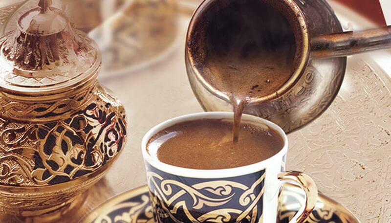 CEZVE

Cumhuriyet.com' un derlediği habere göre: Geleneksel kahve demleme yöntemlerinden birisi olan cezve, alüminyum, bakır veya çinkodan yapılmış uzun saplı pişirme kabı. Cezve ile Türk kahvesi yapılır. İnce çekilmiş, toz kahve tercih edilir. Türk kahvesi yapmak için; bir tatlı kaşığı Türk kahvesi, bir kahve fincanı su ve isteğe bağlı olarak şeker cezveye koyulur. Kısık ateşte pişmeye bırakılır. Köpükleri kabardıkça alınarak fincana eklenir. Bir taşım kaynadıktan sonra kahve fincana aktarılır. 