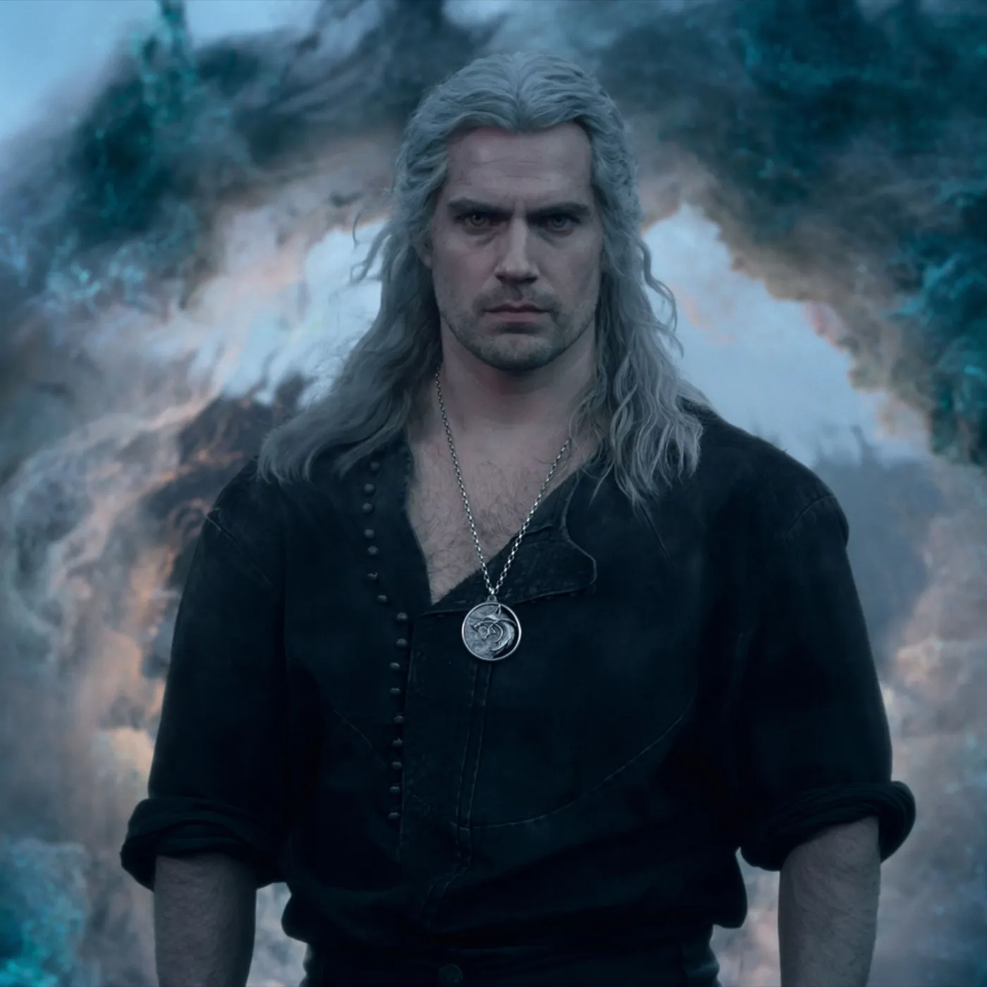 The Witcher; Rivyalı Geralt bşr canavar avcısıdır ve yalnız yaşamaktadır. İnsanların yaratıklardan daha kötü olabildiği bir dünyada kendine yer edinmeye çalışmaktadır. Ancak kader onu, güçlü bir büyücüye ve tehlikeli bir sır saklayan genç bir prensese doğru savurur.