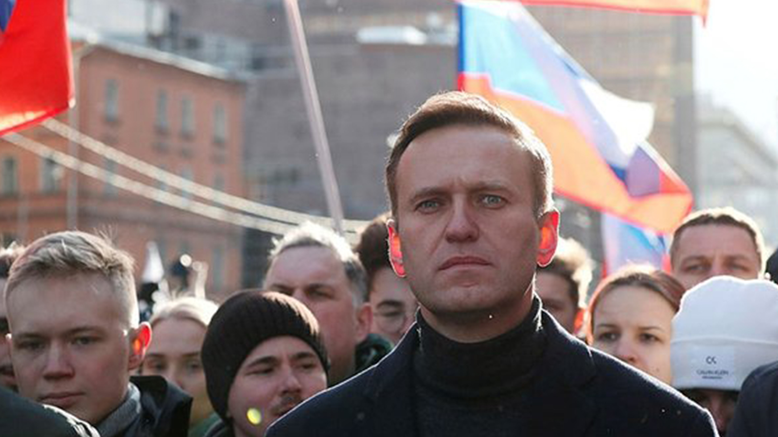 1.Aleksey Navalni: Rusya'nın önde gelen muhalefet liderlerinden Aleksey Navalni, Batılı uzmanların Noviçok adlı sinir gazının kullanıldığı sonucuna vardığı bir madde ile Sibirya'da zehirlendikten sonra Ağustos 2020'de tedavi için Almanya'ya uçtu. Navalni, 2021'de gönüllü olarak Rusya'ya dönerek dünya genelinde takdir topladı. Ancak ülkeye varır varmaz tutuklandı. Şu anda, siyasi amaçlarla ilişkilendirilen çeşitli suçlamalar nedeniyle hapishanede bulunuyor.